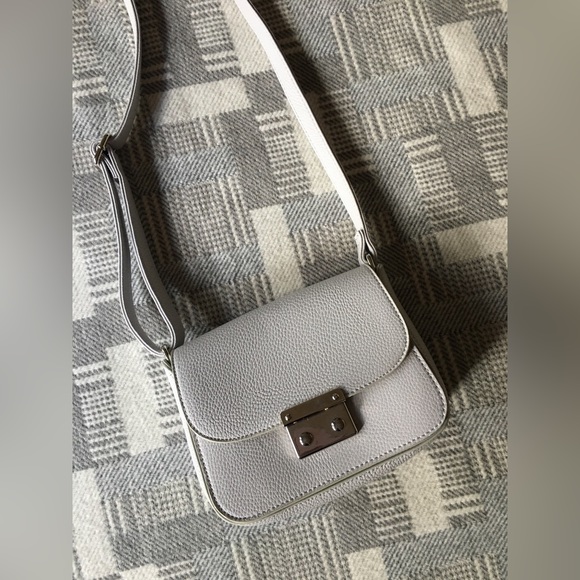 🩶 Lovely gently used grey & silver pebbled leather adjustable crossbody purse - Picture 12 of 16